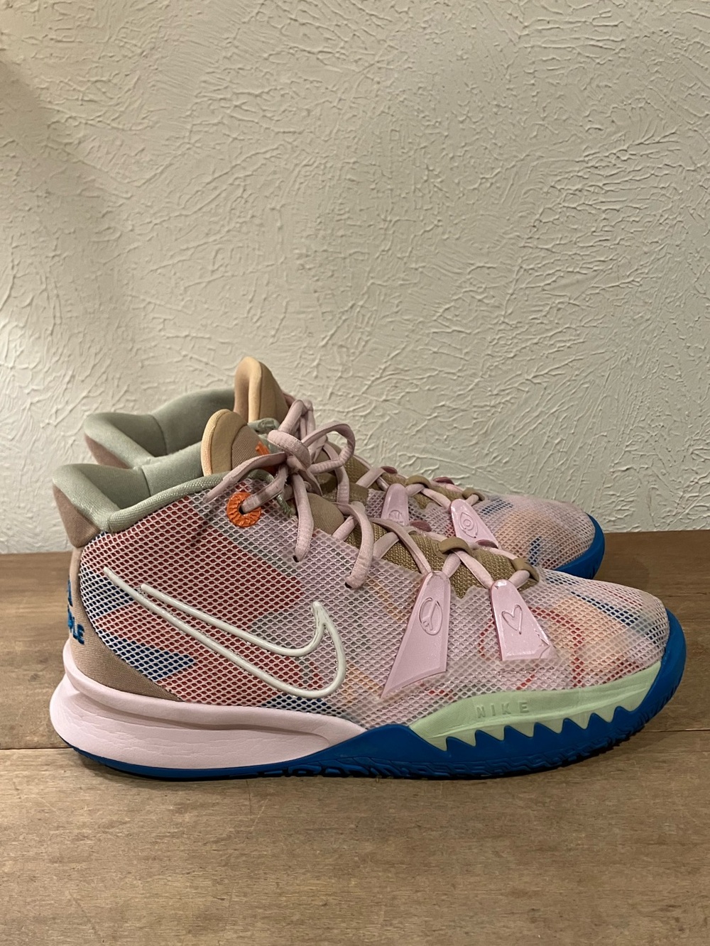 Nike Kyrie 7 ‘1 World 1 People’ Sneaker - Picture 7 of 12